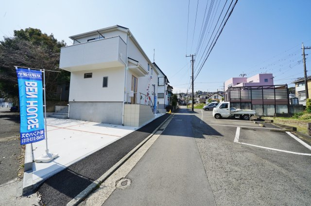 【横浜市旭区川井宿町130-6新築戸建て】★仲介手数料無料★（上川井小学校・都岡中学校）の前面道路含む現地写真