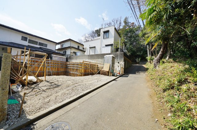 【横浜市旭区桐が作1438-6新築戸建て】★仲介手数料無料★（左近山小学校・左近山中学校）の前面道路含む現地写真