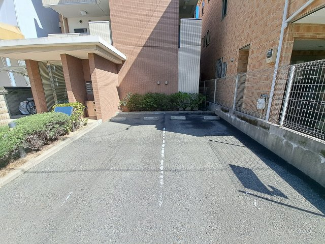 ハイムさわらびの駐車場