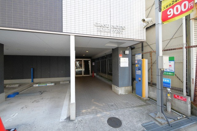 グランパシフィック堀江WESTの駐車場