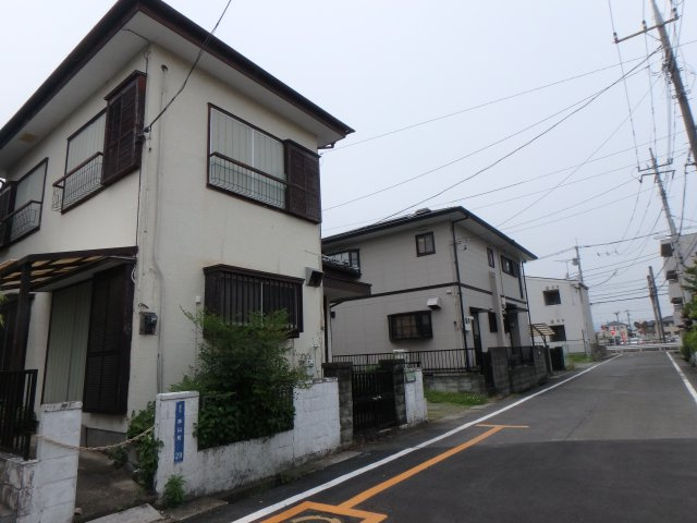 坂戸市芦山町中古戸建の前面道路含む現地写真