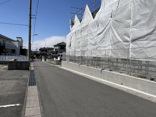 モン・シエールの周辺|接面南道路です。