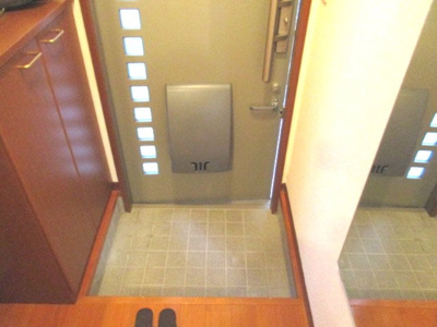 【玄関】 | シャーメゾン中野 | きれいで広い玄関です