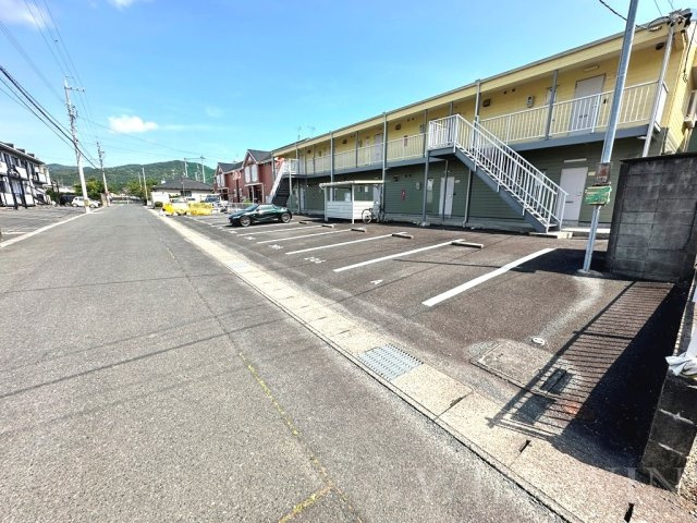 YMシャトーの駐車場