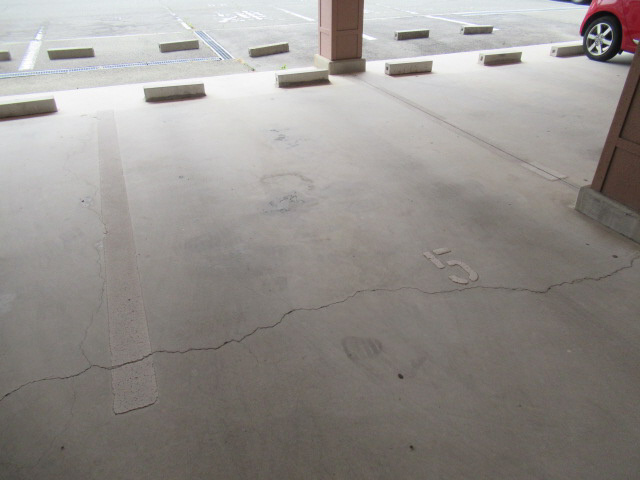 サンフラワー貴崎の駐車場