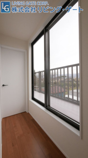 【その他共用部分】 | 廊下からバルコニーへアクセス可能です。