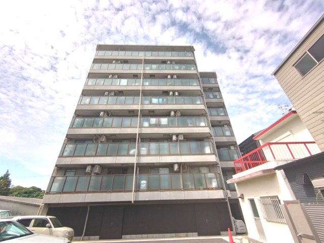 閑静な住宅街にあるマンションです。