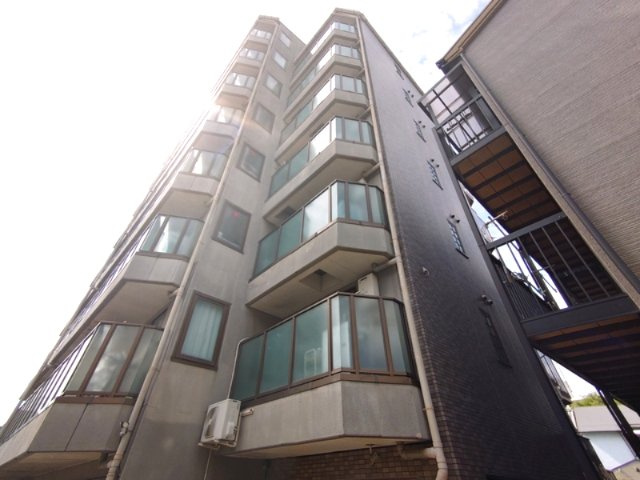 閑静な住宅街にあるマンションです。