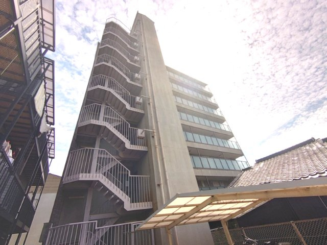 閑静な住宅街にあるマンションです。