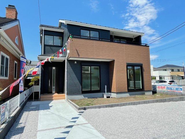 藤岡市藤岡第12（全1棟）1号棟の外観|ナチュラルで飽きの来ないデザインは流行に左右されない家の形です。外構も綺麗に仕上がっています(^▽^)/
