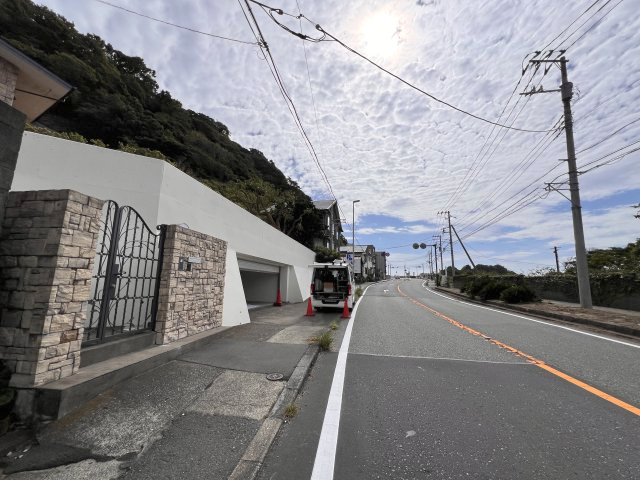 海見え！バルコニーより相模湾・富士山を臨む（季節・天候によります）こだわりの注文建築の前面道路含む現地写真|前面道路