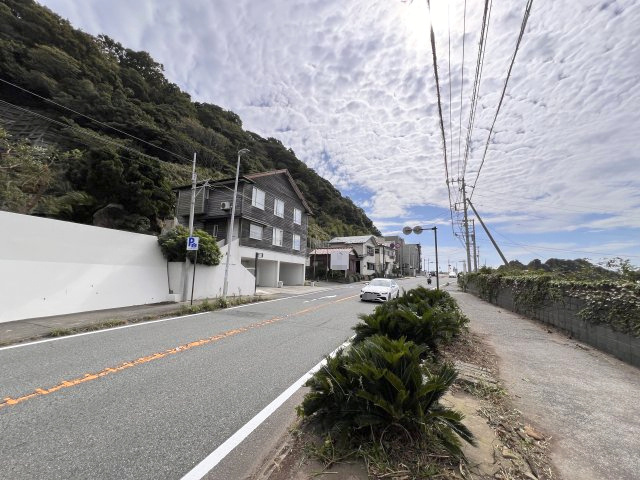 海見え！バルコニーより相模湾・富士山を臨む（季節・天候によります）こだわりの注文建築の周辺|前面道路