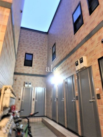 中野区中央４丁目のアパートのその他共用部分|共用階段です