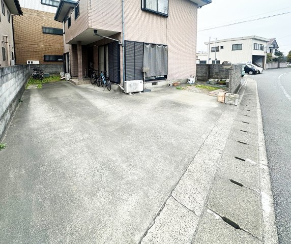 北島町中村中古住宅の駐車場