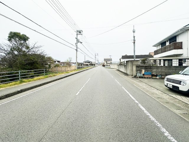 北島町中村中古住宅の前面道路含む現地写真