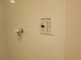 浴室には便利な浴室乾燥機付き