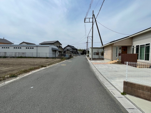 児玉郡上里町七本木　中古2900の前面道路含む現地写真