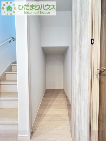 上尾市地頭方　新築未入居　スマート・ワン・シティ　02の収納|ストック品などの収納にも便利なリビング収納！！