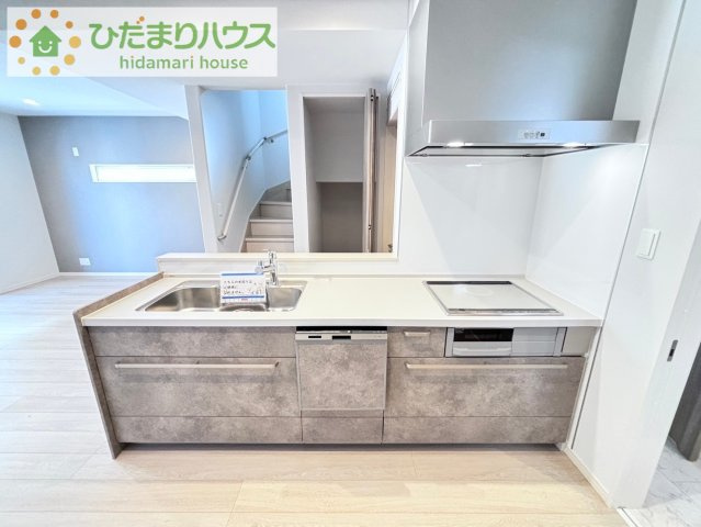 上尾市地頭方　新築未入居　スマート・ワン・シティ　02のキッチン|リビングとつながるオープンキッチンなら家族のお手伝いも増え、会話がうまれます(*^-^*)
お手入れしやすいIHクッキングヒーターです♪