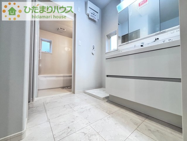 上尾市地頭方　新築未入居　スマート・ワン・シティ　02のランドリースペース|ゆったりとした脱衣所は、朝の支度の時間が重なっても、ストレスなく準備ができます!(^^)!