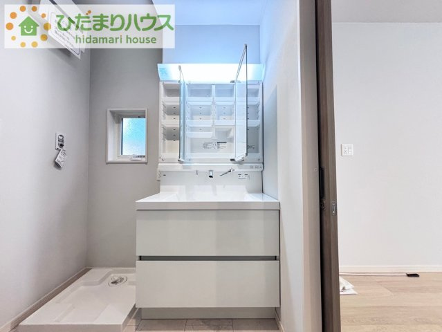 上尾市地頭方　新築未入居　スマート・ワン・シティ　02の独立洗面台|三面鏡裏収納には化粧品や洗面用品類をすっきり整理できます(#^^#)
