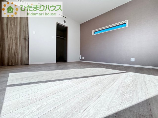 上尾市地頭方　新築未入居　スマート・ワン・シティ　02の内装|広めの主寝室は、ベッドの他にもパソコンデスクやドレッサーなども置けちゃいます(*^-^*)
大きなベッドを置いても余裕の広さ！