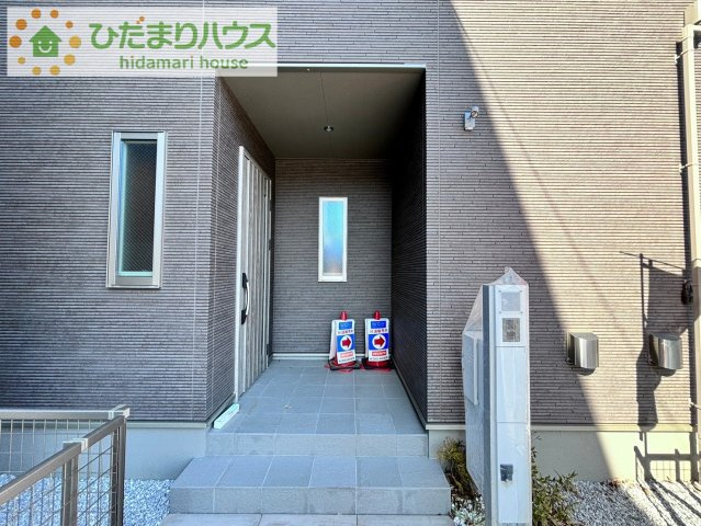 上尾市地頭方　新築未入居　スマート・ワン・シティ　02の玄関|ポーチがあるので雨の日の宅配荷物の受け取りもラクラク(^^)/