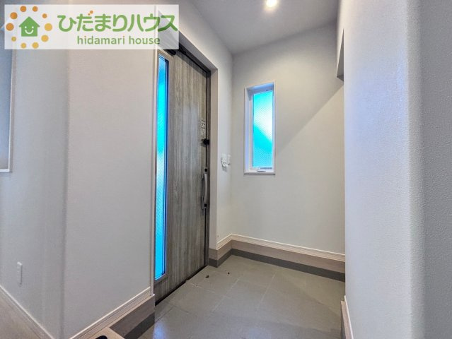 上尾市地頭方　新築未入居　スマート・ワン・シティ　02の内装|小窓付きの明るい玄関☆彡