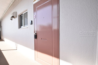 【その他共用部分】 | 皆様をお迎えする、お部屋の玄関ドア。開けやすさや開放角度、ドアノブの操作しやすさや鍵の形状などを、現地で一度ご確認ください。～即日のご見学可能～　お問合せはお気軽にどうぞ。