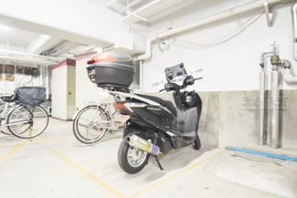 【駐車場】 | バイク置き場。空き区画の有無や駐輪料金、サイズおよび排気量規定などについては、改めてお問い合わせください。～即日のご見学可能～　お問合せはお気軽にどうぞ。