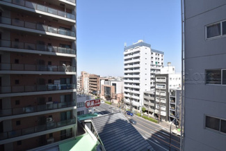 【展望】 | 眼前に広がる空の雄大さと、このお部屋の自慢の一つである「眺望」をご覧ください。毎日、この景色を独り占めできる新生活に夢が広がります。～即日のご見学可能～　お問合せはお気軽にどうぞ。
