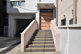 【エントランス】 | お客様を、そして住人を出迎えてくれるマンションのエントランス。ゴミが落ちていないことからも、管理状態の良さや住民の節度の高さが見て取れます。～即日のご見学可能～　お問合せはお気軽にどうぞ。
