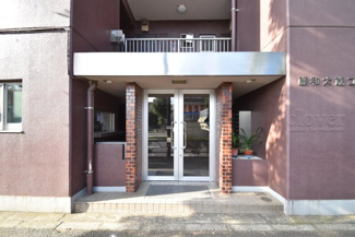 【エントランス】 | お客様を、そして住人を出迎えてくれるマンションのエントランス。ゴミが落ちていないことからも、管理状態の良さや住民の節度の高さが見て取れます。～即日のご見学可能～　お問合せはお気軽にどうぞ。