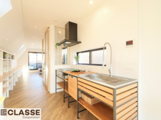 【キッチン】 | 城陽市平川浜道裏　中古戸建 | WOOD ONEのお洒落キッチンを採用。シックなブラックフレームでコーディネートしています。