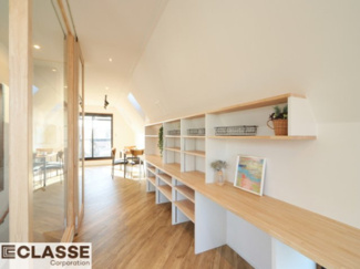 【収納】 | 城陽市平川浜道裏　中古戸建 | 多機能でアイデア次第で自由に使える造作棚を設置。デレビを置いたりデスクワークにもピッタリ！オープン収納で散らかりがちなリビングもスッキリしますね。