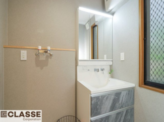 【洗面所】 | 城陽市平川浜道裏　中古戸建 | 洗面スペースも広く、朝の身支度が快適になる三面鏡タイプです。