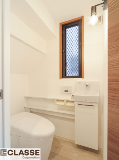 【トイレ】 | 城陽市平川浜道裏　中古戸建 | 壁面には手洗いカウンターを設け、清潔感のある空間に仕上げました。