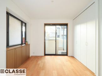 【洋室】 | 城陽市平川浜道裏　中古戸建 | 西向き、6.5帖の洋室です。奥の掃き出し窓からお庭へ出る事が出来ます。