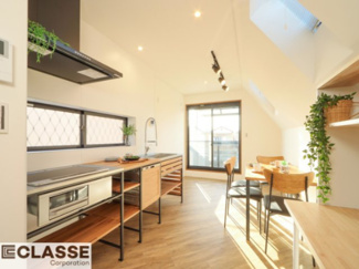 【キッチン】 | 城陽市平川浜道裏　中古戸建 | 床は丈夫でお掃除がラクなフロアタイルを採用。スタイリッシュな斜め張りがお洒落。