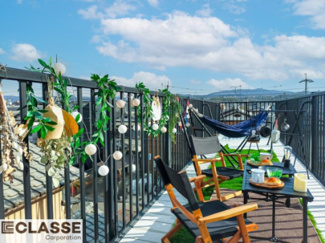 【バルコニー】 | 城陽市平川浜道裏　中古戸建 | 広々とした屋上は見晴らし良好！ベランピングにヨガ・星空観察など、アイデア次第で色んな活用方法を見つけられます。

