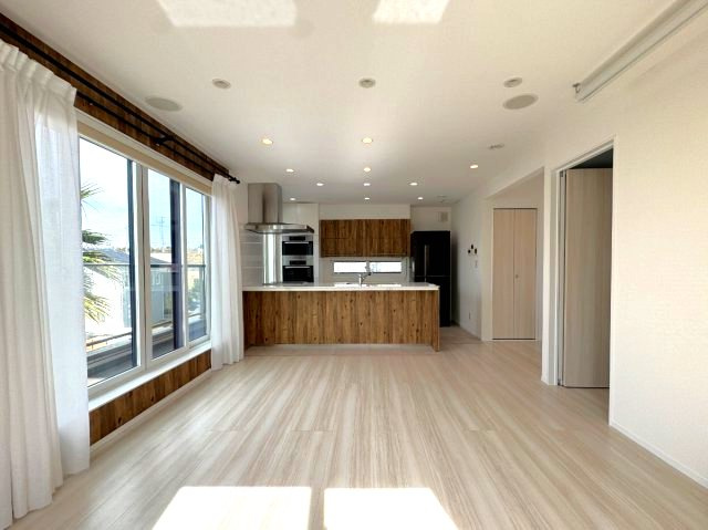 海見え！注文住宅　オール電化　4LDK＋S　 ソーラーパネルの居間・リビング|明るいリビング