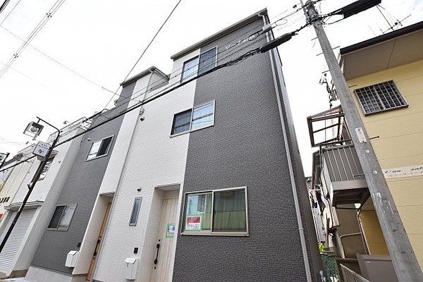 ジーナ羽衣のエントランス