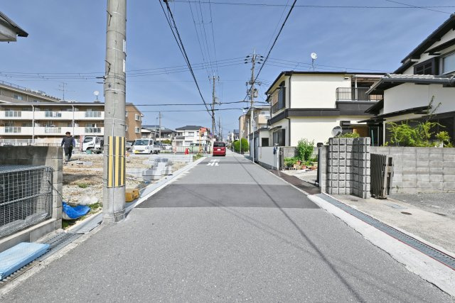 伊丹市中野北4丁目全6区画｜桜台小｜自由設計分譲地が南東角地に誕生!の前面道路含む現地写真|南側道路から東向きに向かって撮影した現地写真です