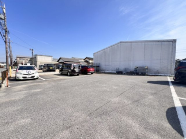 高浜港貸倉庫の駐車場