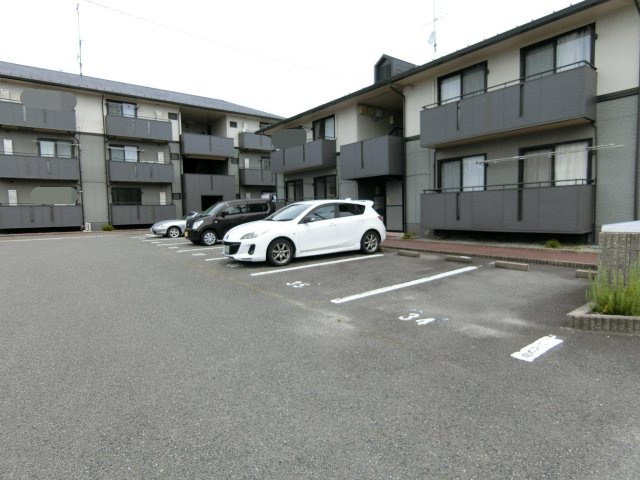エスポワール松本B棟の駐車場