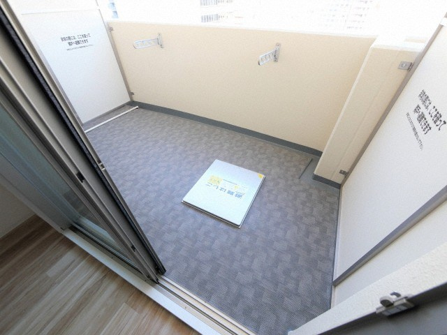 セレニテ堺筋本町プリエのバルコニー