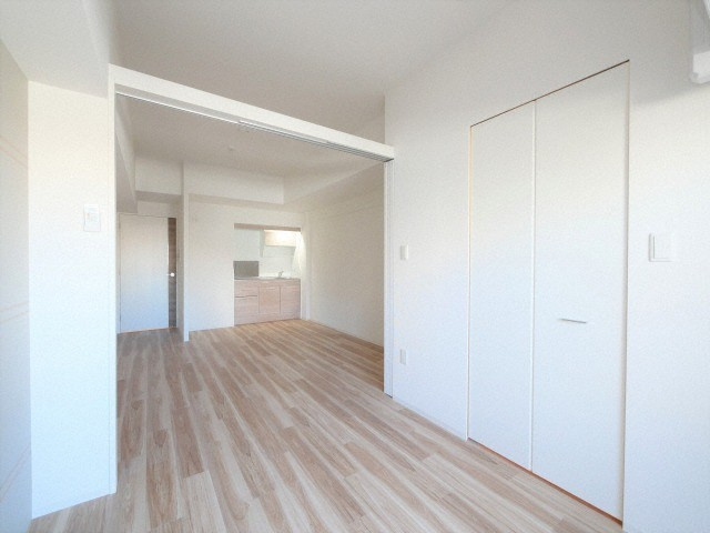 セレニテ堺筋本町プリエの洋室