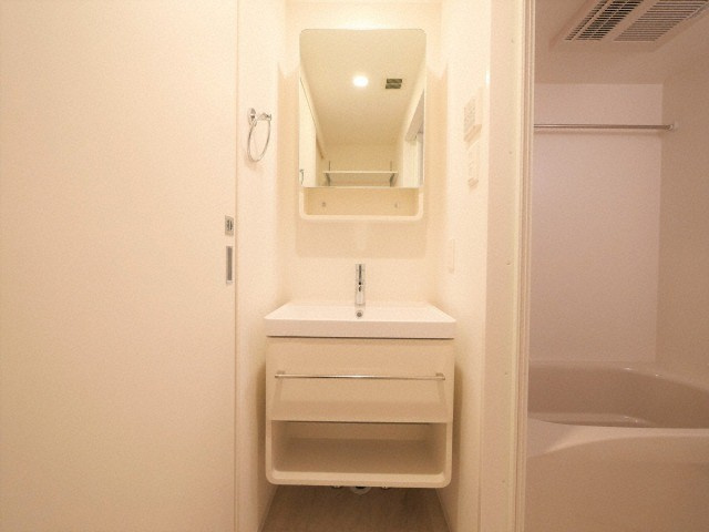 セレニテ堺筋本町プリエの独立洗面台