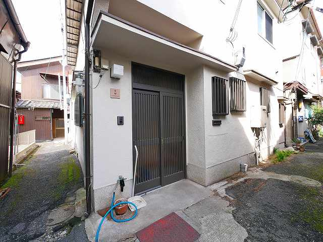 南城戸貸家のエントランス|玄関前スペース