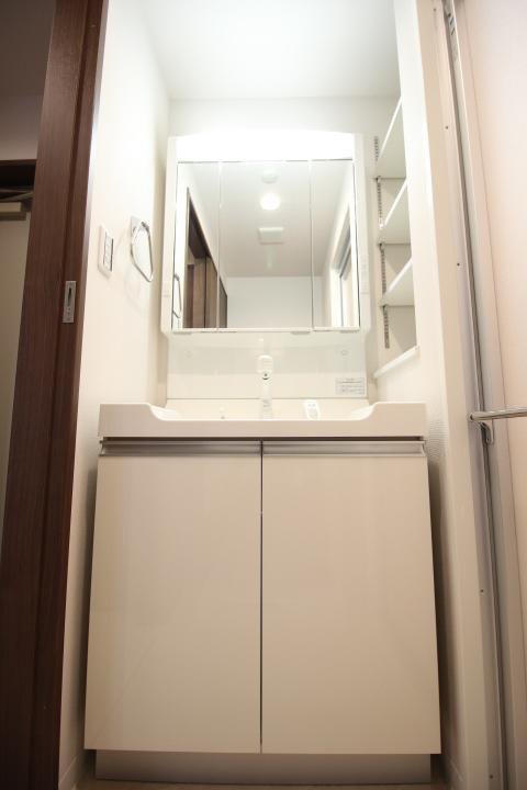 大阪市都島区都島南通１丁目の賃貸マンションの洗面所